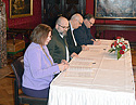 Kristina Vogt, Lars Hartwig, Andreas Bovenschulte und Björn Fecker sitzen am Tisch und unterzeichnen die Bremer Erklärung