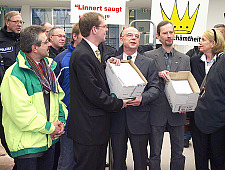 Bürgerschaftspräsident Weber nimmt die Petitionen entgegen