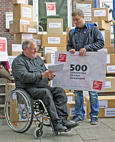 Jörn Kroppach überreicht einen "Scheck" mit 500 Unterschriften Herrn Staatsrat Frehe