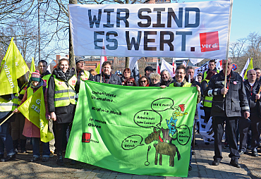 Demonstranten mit Plakaten und Bannern