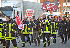 Feuerwehrleute demonstrieren