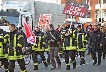 Feuerwehrleute demonstrieren