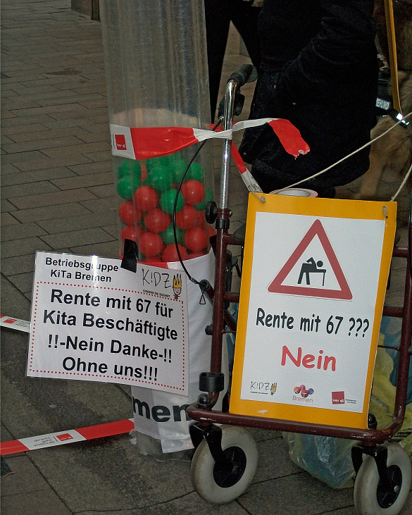 Behälter aus Plastik, in dem Bälle gesammelt werden für eine Abstimmung