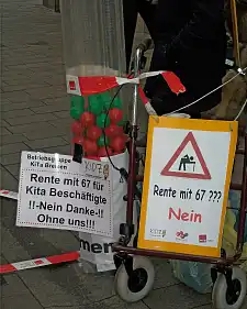 Behälter aus Plastik, in dem Bälle gesammelt werden für eine Abstimmung