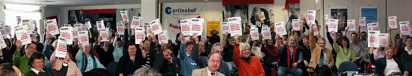 TeilnehmerInnen der Personalrätekonferenz halten die neue MUMM  hoch