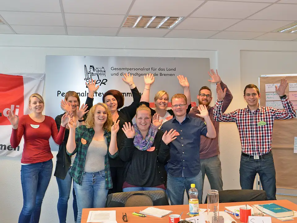 Mitglieder von Jugend- und Auszubildendenvertretungen winken in die Kamera