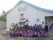 Kinder stehen vor ihrem Kindergartengebäude