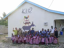 Kinder des Kindergartens in Diani vor ihrem Kindergartengebäude