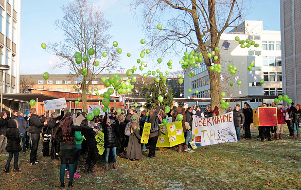 Viele Auszubildende lassen Luftballons steigen