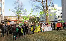 Viele Auszubildende lassen Luftballons steigen