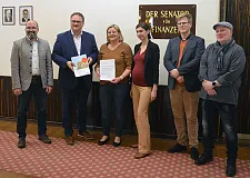 Gruppenbild der Teilnehmenden der DV-Unterzeichnung