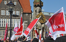 Demonstranten mit ver.di Fahnen vor dem Bremer Roland