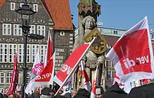 Demonstranten mit ver.di Fahnen vor dem Bremer Roland