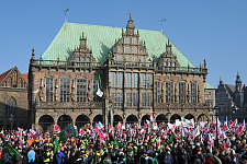 Viele Demonstranten vor dem Rathaus