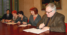 Mehrere Personen unterschreiben eine Vereinbarung