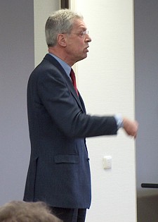 Das Bild zeigt Bürgermeister Henning Scherf, der auf der Personalräteversammlung spricht.