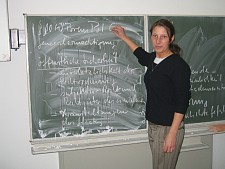 Das Bild zeigt Steffanie Ciecerski, die an einer Tafel steht und über öffentliche Sicherheit spricht.