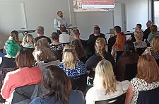 Lars Hartwig spricht vor der Personalräteversammlung