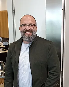 Lars Hartwig am Eingang zum Sitzungsraum des Ausschusses