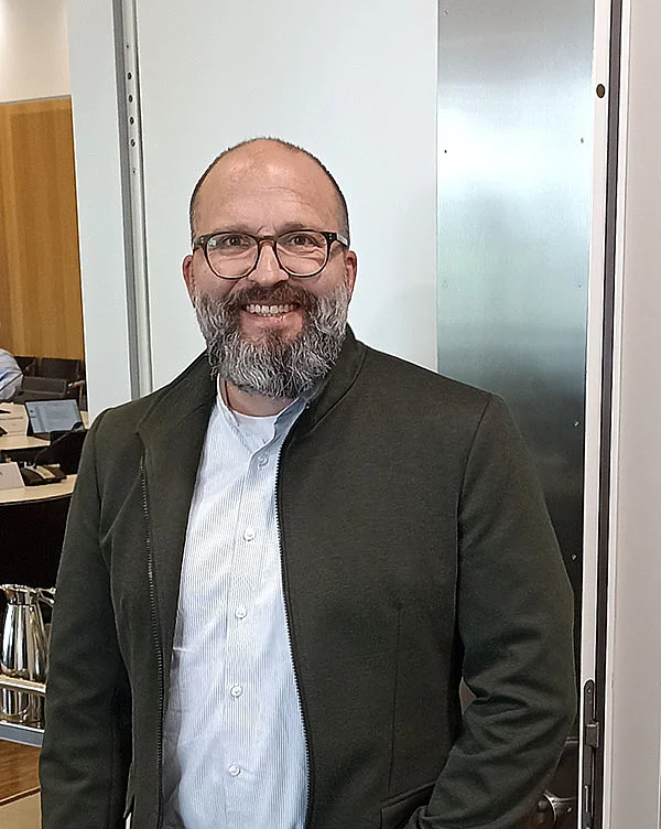 Lars Hartwig am Eingang zum Sitzungsraum des Ausschusses