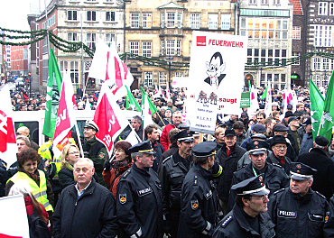 demonstrierende Kolleginnen und Kollegen auf dem Marktplatz