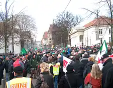 Demonstrierende Kolleginnen und Kollegen am Goethetheater