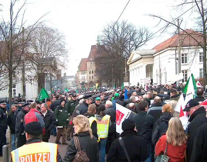 Demonstrierende Kolleginnen und Kollegen am Goethetheater