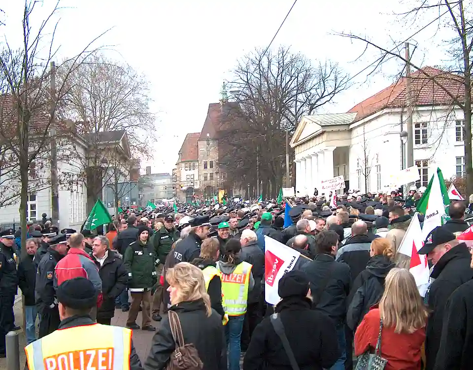 Demonstrierende Kolleginnen und Kollegen am Goethetheater