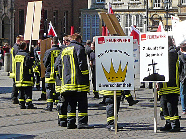 Feuerwehrbeamte auf dem Bremer Marktplatz mit Transparenten