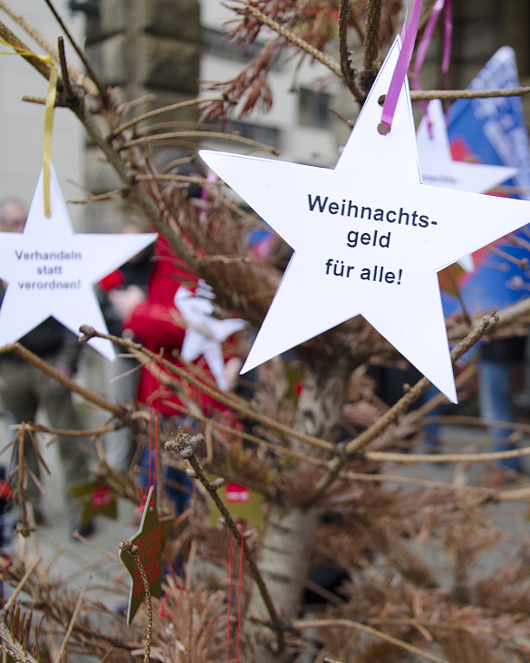 Baumschmuck am abgenadelten Tannenbaum