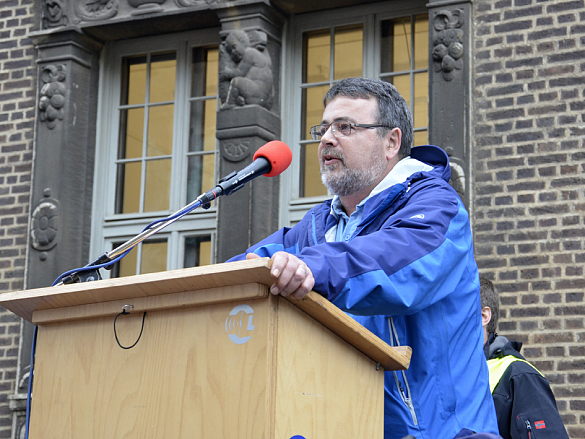 Foto von toren Christians am Rednerpult