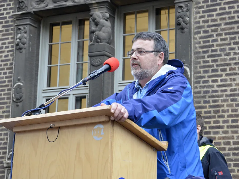 Foto von toren Christians am Rednerpult