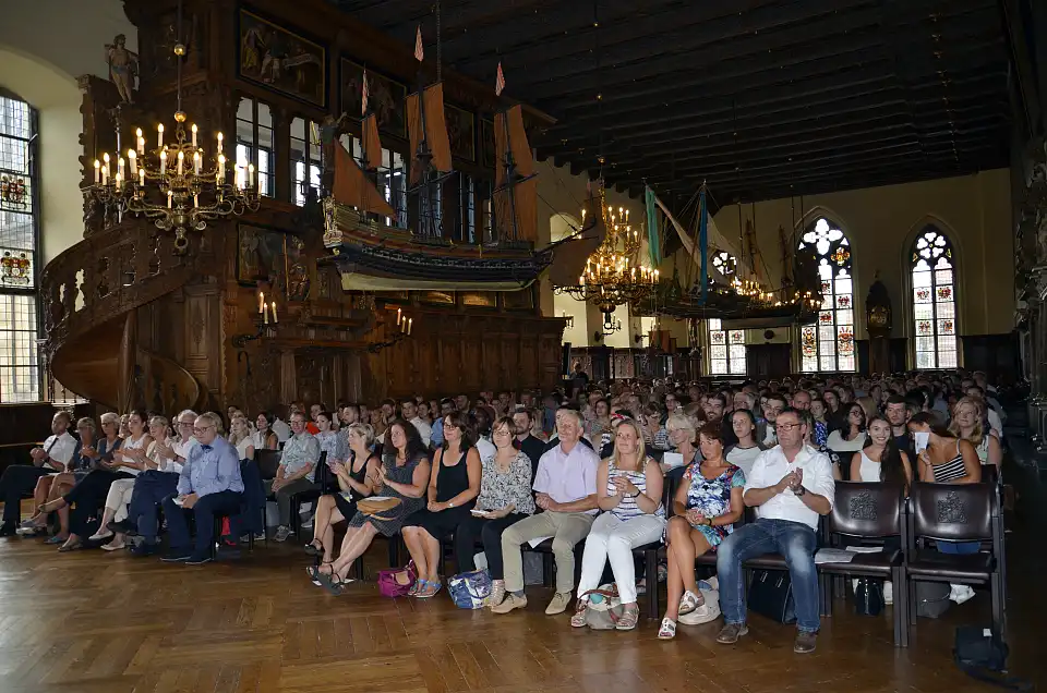 Viele Personen in der Oberen Rathaushalle