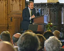 Frank Bsirske am Rednerpult in der Oberen Rathaushalle