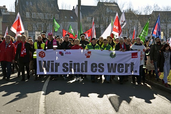 Streikende halten ein Transparent