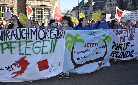 Auszubildende halten Transparente