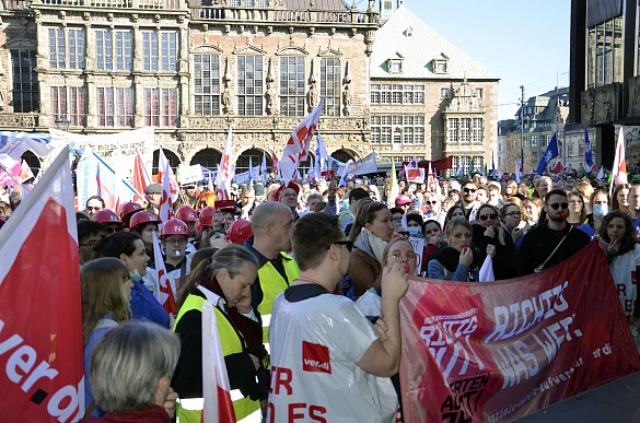 Viele Streikende auf dem Bremer Marktplatz