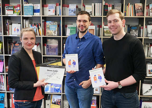 3 Personen mit Informationsmaterial zur Bürgerschaftswahl