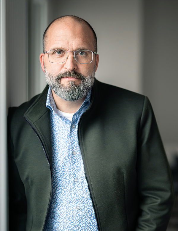 Lars Hartwig, Vorsitzender des Gesamtpersonalrats, mit ernstem Gesichtsausdruck
