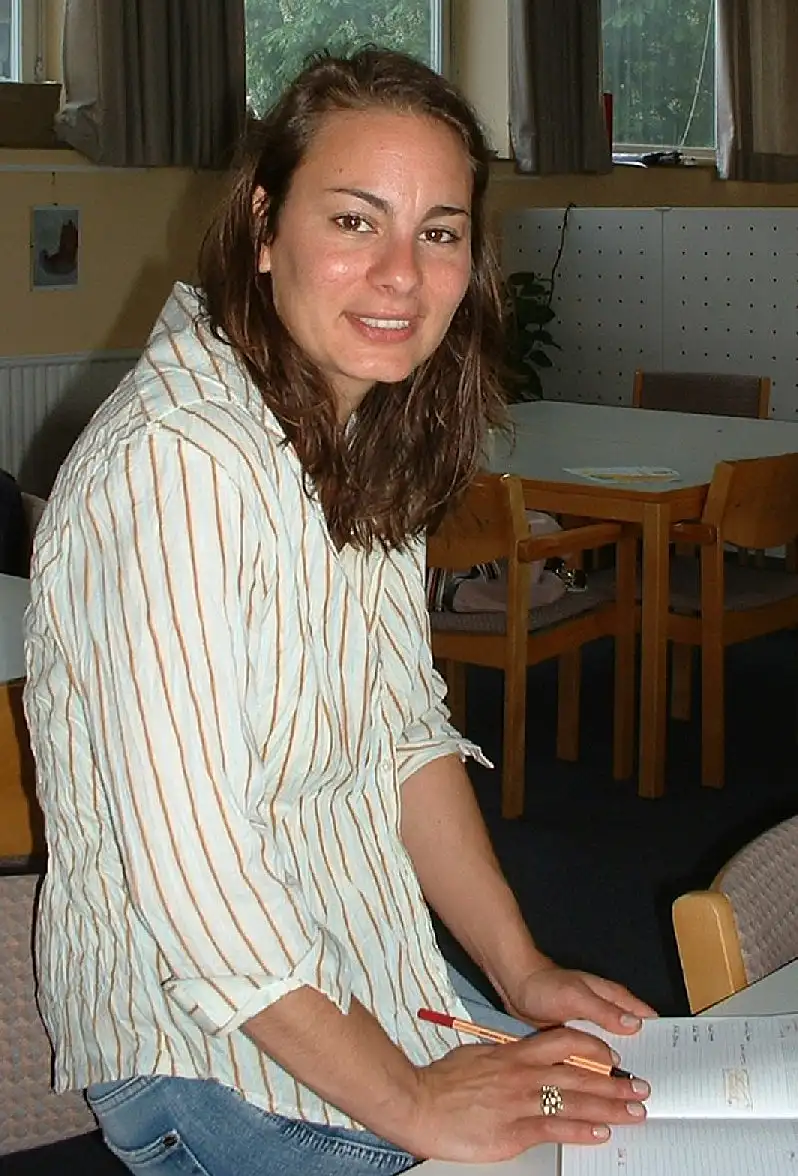 Das Bild zeigt Nadia Makhali, die in einem Heft Notizen macht.