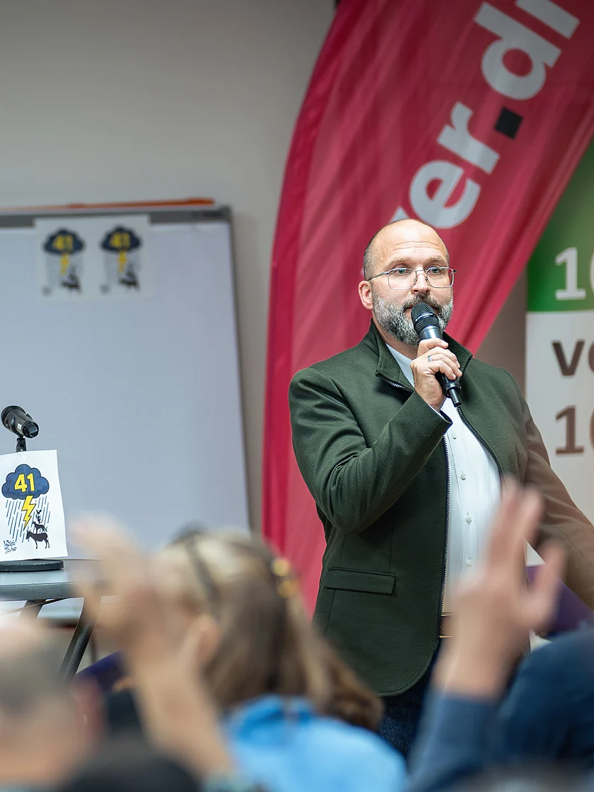 Blick über die Köpfe von Teilnehmenden. Lars Hartwig spricht zu den Personalräten.