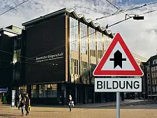 Foto der Bremischen Bürgerschaft mit einem Vorfahrtsschild