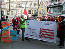 Spruchband Flagge zeigen wird von Kolleginnen und Kollegen gehalten