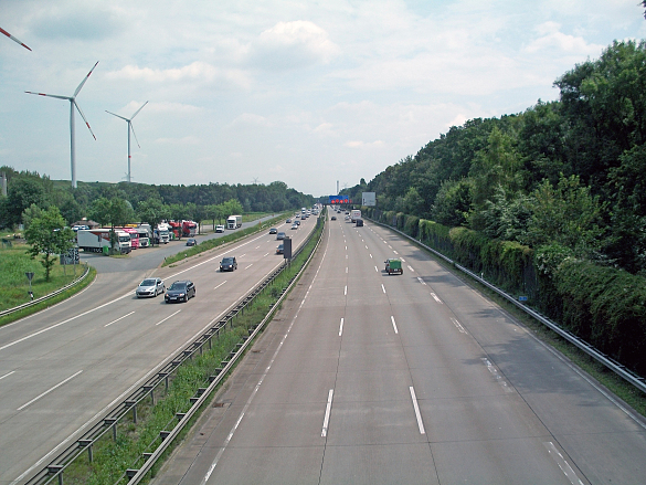 Foto der dreispurigen Autobahn A 27