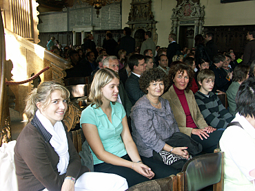 Foto mit drei Auszubildenden und ihren Ausbilderinnen