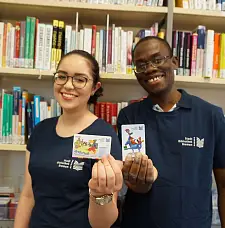 Zwei Auszubildende der Stadtbibliothek zeigen ihre Bibliothekskarten