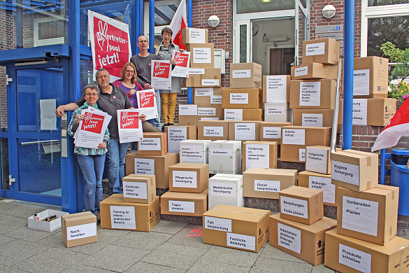 Viele beschriftete Pakete übereinander gestapelt