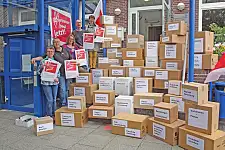 Viele beschriftete Pakete übereinander gestapelt