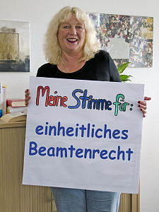 Petra Badenhop mit Schild: Meine Stimme für...