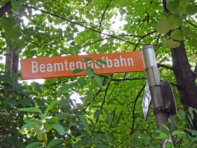 Straßenschild "Beamtenlaufbahn"